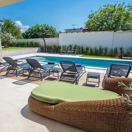 Mia فيلة بوريتش